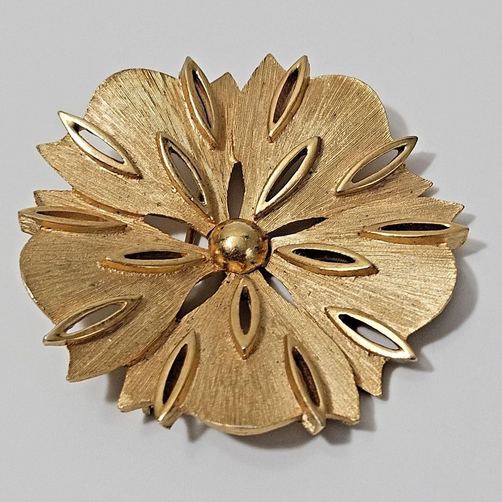 Crown Trifari Brooch Brushed Goldtone Flower Pin Floral